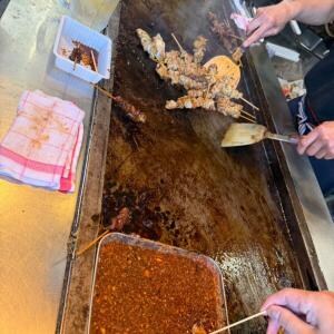 【大阪グルメ】2026年4月に復活した伝説の鉄板焼屋「ホルモンやまき」　2時間半並んで食べてきた【西成】