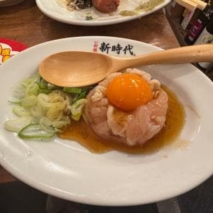 【グルメ】社外秘の“独自加熱製法”がTwitter(X)でバズる　居酒屋「新時代」の「とり刺しユッケ」や「どる刺し」を食べてみた