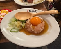 【グルメ】社外秘の“独自加熱製法”がTwitter(X)でバズる　居酒屋「新時代」の「とり刺しユッケ」や「どる刺し」を食べてみた