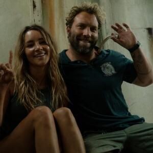 船長の“赤パン”ダンスや仲良しショットも　サメ✕殺人鬼の異色スリラー『デンジャラス・アニマルズ 絶望海域』メイキング写真［ホラー通信］