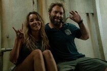 船長の“赤パン”ダンスや仲良しショットも　サメ✕殺人鬼の異色スリラー『デンジャラス・アニマルズ 絶望海域』メイキング写真［ホラー通信］