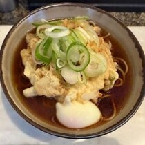 【新宿グルメ】24時間営業がうれしい　新宿西口の思い出横丁・元祖天玉そばの「かめや」