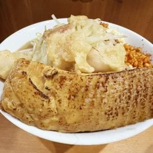 【秋葉原グルメ】アキバで食べたラーメン二郎インスパイア系ラーメン屋「らーめん忍者」の豚がデカすぎる件