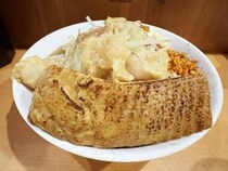 【秋葉原グルメ】アキバで食べたラーメン二郎インスパイア系ラーメン屋「らーめん忍者」の豚がデカすぎる件
