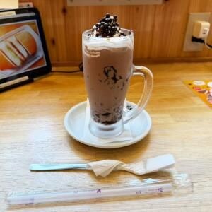 【グルメ】コメダ珈琲店とロッテ「クランキー」がコラボ！　ザクザク感が心地よい「ジェリコCRUNKY」を飲んでみた