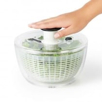 野菜の“シャキシャキ感”が変わる。OXOのサラダスピナーが人気な理由