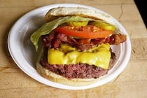 ここより美味しいハンバーガに出会ったことがない / 1967年創業「CORNER BISTRO West Village」