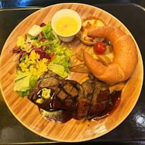 【グルメ】USJに「葬送のフリーレン ～追憶のレストラン～」登場！　フリーレンのビーフプレートを食べてみた