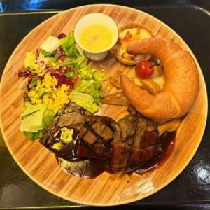 【グルメ】USJに「葬送のフリーレン ~追憶のレストラン~」登場! フリーレンのビーフプレートを食べてみた