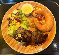 【グルメ】USJに「葬送のフリーレン ～追憶のレストラン～」登場！　フリーレンのビーフプレートを食べてみた