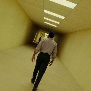 あの“黄色い部屋”へ迷い込む　気鋭監督のリミナルスペース・ホラー『Backrooms(原題)』日本公開決定［ホラー通信］