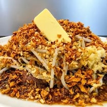 【東京グルメ】米が主役のラーメン二郎系ステーキ「コメトステーキ」のゲキウマ確定な食べ方がコレ