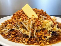 【東京グルメ】米が主役のラーメン二郎系ステーキ「コメトステーキ」のゲキウマ確定な食べ方がコレ