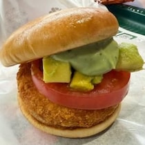 【グルメ】アボカドとバジルソースがウマい！モスの「アボカド海老カツバーガー」と「米粉入りバンズのアボカドバジルバーガー」を食べてみた