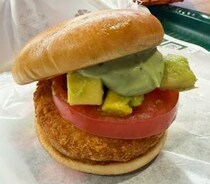 【グルメ】アボカドとバジルソースがウマい！モスの「アボカド海老カツバーガー」と「米粉入りバンズのアボカドバジルバーガー」を食べてみた