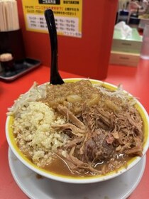 【東京新宿グルメ】ラーメン二郎から徒歩1分の場所にある二郎系「BUTAKIN」の食べ方とルール
