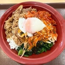 【グルメ】すき家「野菜どっさり！ガツガツうまい！」 “あいもり”牛丼の第2弾「おんたまビビンバ牛丼」を食べてみた