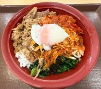 【グルメ】すき家「野菜どっさり！ガツガツうまい！」 “あいもり”牛丼の第2弾「おんたまビビンバ牛丼」を食べてみた