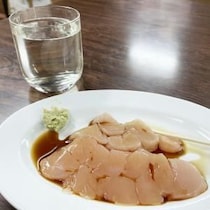 【居酒屋グルメ】伝説の立ち飲み肉屋「肉のまえかわ」に異変 / レア感強かった鶏肉が加熱風になる