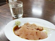 【居酒屋グルメ】伝説の立ち飲み肉屋「肉のまえかわ」に異変 / レア感強かった鶏肉が加熱風になる