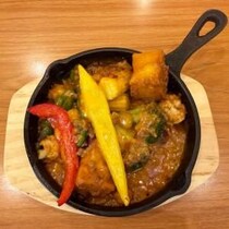 【グルメ】ココスの6月のグルメ「夏野菜のバターチキンカレー包み焼きハンバーグ」「夏野菜とチリコンカンのチーズ焼き」を食べてみた