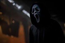 殺人鬼ゴーストフェイス、今度のターゲットは“シドニーの娘”　公開間近の『スクリーム 7』特別映像＆新写真［ホラー通信］