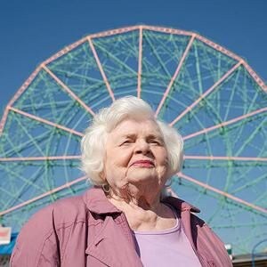 スカーレット・ヨハンソン初監督作品『エレノアってグレイト。』96歳の主演ジューン・スキッブ インタビュー