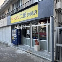ラーメン二郎沖縄店は目の前に有料駐車場 / 地元民やカーシェア旅行者も安心