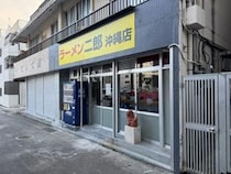 ラーメン二郎沖縄店は目の前に有料駐車場 / 地元民やカーシェア旅行者も安心