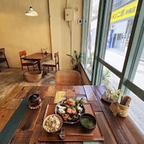 【沖縄グルメ】ラーメン二郎の向かいにあるヴィーガンカフェに行ってみた結果→ 衝撃事実判明「実は……」