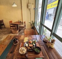 【沖縄グルメ】ラーメン二郎の向かいにあるヴィーガンカフェに行ってみた結果→ 衝撃事実判明「実は……」