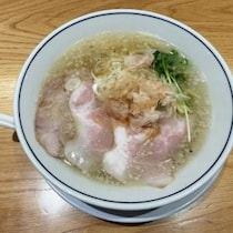 【大阪グルメ】鶏肉から作った鶏節トッピングの人気店　大阪発祥の塩らーめん「らーめん鱗」に行ってみた