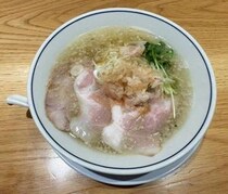 【大阪グルメ】鶏肉から作った鶏節トッピングの人気店　大阪発祥の塩らーめん「らーめん鱗」に行ってみた