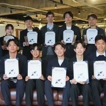 【2026年度入社式レポート】キャリア採用7割のプロ集団 みんなの銀行が、それでも新卒採用にこだわる理由