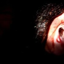「どうかご無事で　私たちは暗闇の中で死ぬのです」　砂漠での怪現象描く極限ホラー『アウトウォーターズ』監督メッセージ［ホラー通信］