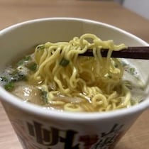 山椒が帆立を引き立てるエースコック「山椒香る 帆立だし塩そば」を実食レビュー！