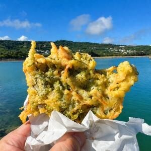 【沖縄グルメ】那覇からクルマで行ける秘島「伝説の天ぷら島」が最高だった件 / 島全体が天ぷら