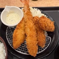 【グルメ】イカ・白身魚・海老のフライの豪華盛合わせ　松のや「海鮮盛合せ定食」をちょっと食べてみた