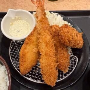 【グルメ】イカ・白身魚・海老のフライの豪華盛合わせ 松のや「海鮮盛合せ定食」をちょっと食べてみた