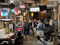 【沖縄グルメ】那覇で最強の立ち飲み居酒屋「足立屋」に行かない手はない / 地元民が大絶賛