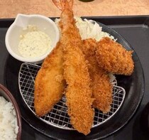 【グルメ】イカ・白身魚・海老のフライの豪華盛合わせ　松のや「海鮮盛合せ定食」をちょっと食べてみた