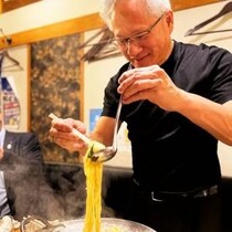 【NVIDIAグルメ】エヌビディアのフアンCEOが行った激安居酒屋「うまいラーメン作りそうなCEO写真」展示 / 聖地巡礼用に来店記念写真コーナー拡大「やきとん三吉」