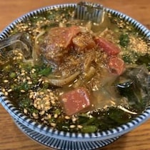 神保町の夏の傑作！ 「キッチンきらく」の「モロヘイヤの冷やがけ中華そば」は今夏屈指の一杯だった