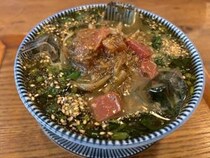 神保町の夏の傑作！ 「キッチンきらく」の「モロヘイヤの冷やがけ中華そば」は今夏屈指の一杯だった