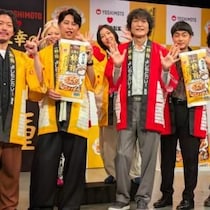 「よしもとカレー」が柿の種に！ニューヨーク嶋佐「これ全部食べてもいいですか？」
