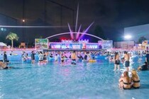 ナイトプールの利用者は暑さと共に右肩上がり!?→よみうりランドの場合