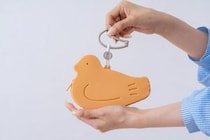 鳩サブレーがそのまま入る！ 豊島屋「鳩の日」限定ポーチ『はとっこ』がかわいすぎる♡