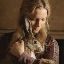 子を失った夫婦に訪れる“異様な幸福”　喪失と禁忌のフォークホラー『スターヴ・エイカー 召喚』予告編［ホラー通信］