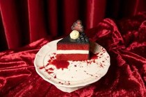 血に染まったウェディングケーキに“ヘイル・サタン”ソーダも　『レディ・オア・ノット２』コラボメニューが各地で登場［ホラー通信］