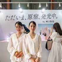 双子モデルで“発光透明感”を比較！ 新生KiSSのPOP UPが原宿で8月22・23日開催